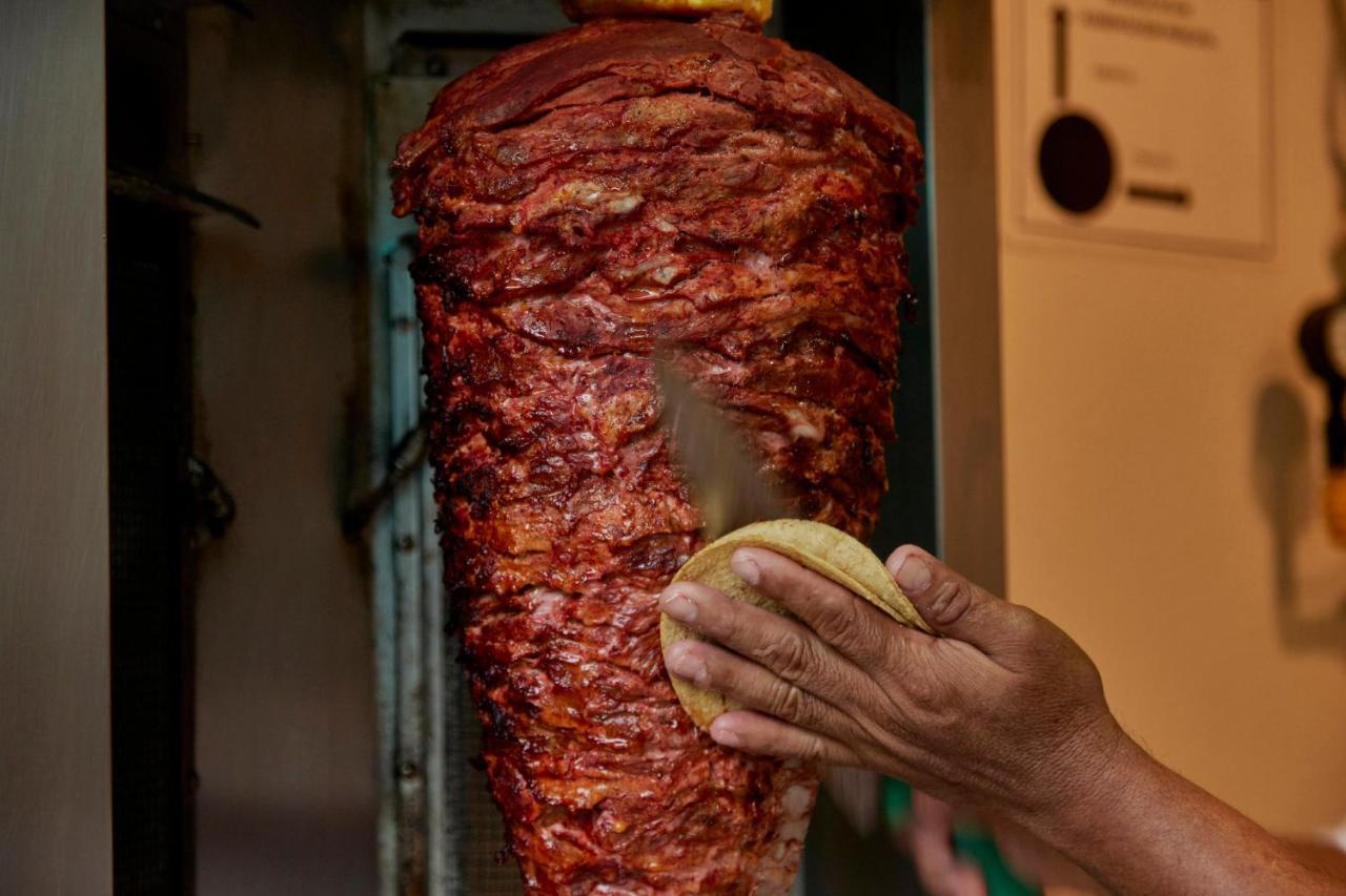 Fiesta Americana Condesa Cancun Dış mekan fotoğraf Shawarma being prepared