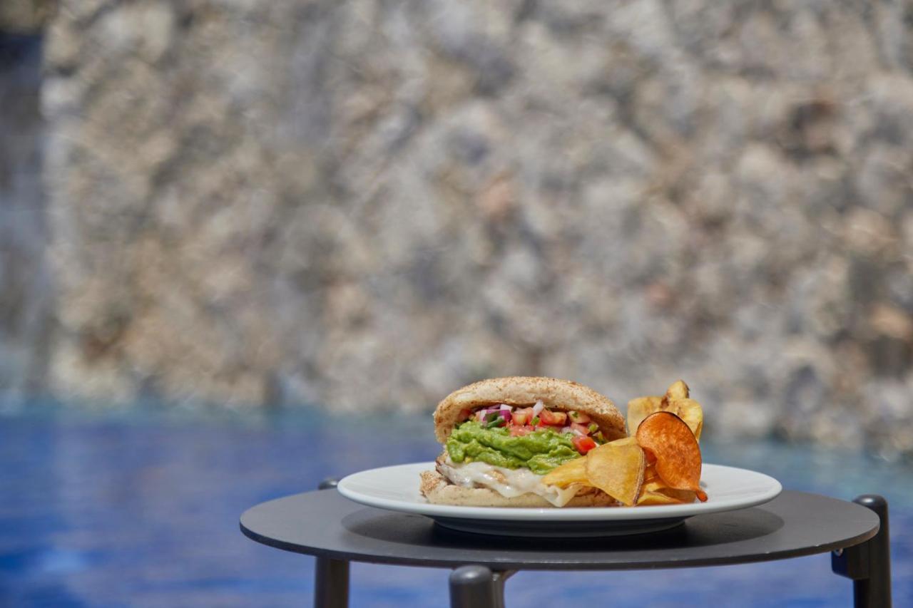 Fiesta Americana Condesa Cancun Dış mekan fotoğraf A vegan burger