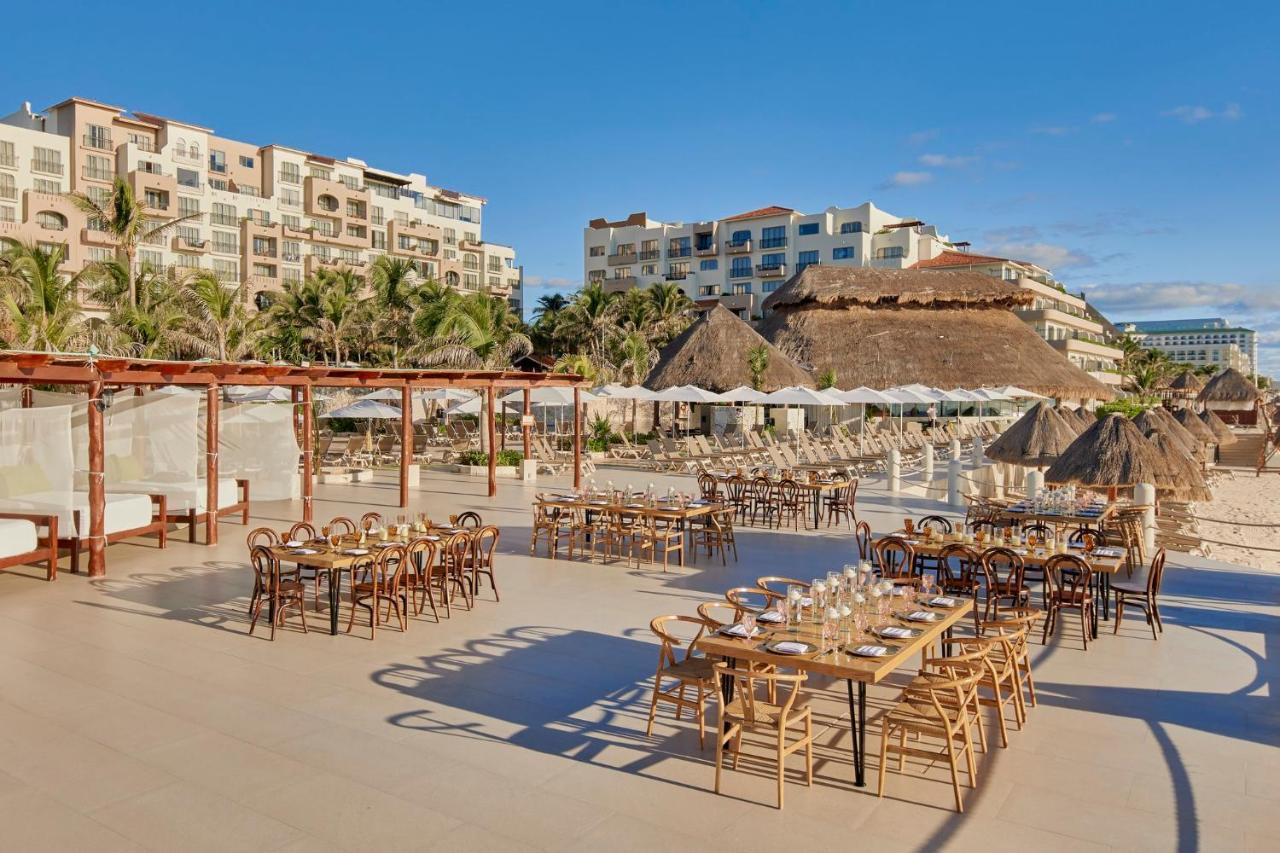 Fiesta Americana Condesa Cancun Dış mekan fotoğraf Beachfront dining at the resort