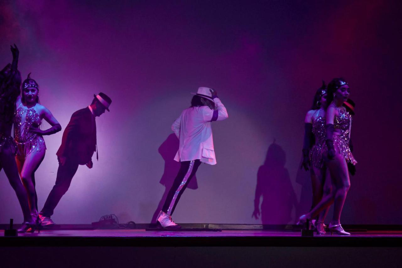 Fiesta Americana Condesa Cancun Dış mekan fotoğraf Michael Jackson performing "Smooth Criminal" on the 2009 tour.