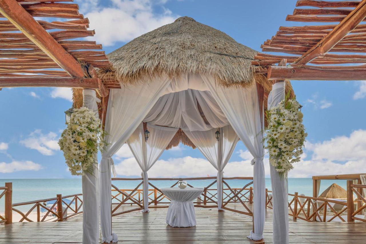 Fiesta Americana Condesa Cancun Dış mekan fotoğraf A gazebo at the beach