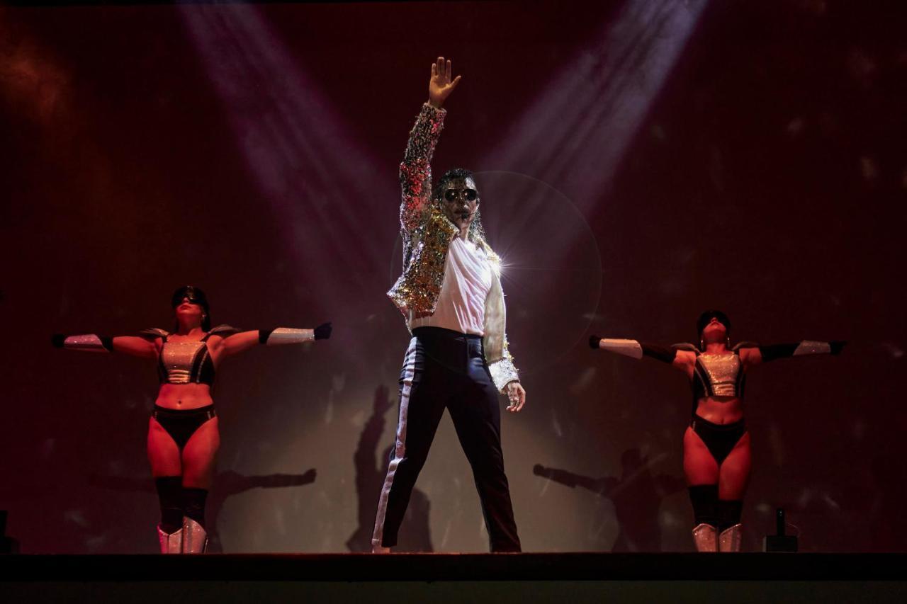 Fiesta Americana Condesa Cancun Dış mekan fotoğraf Michael Jackson performing "Billie Jean" on the 2009 tour.