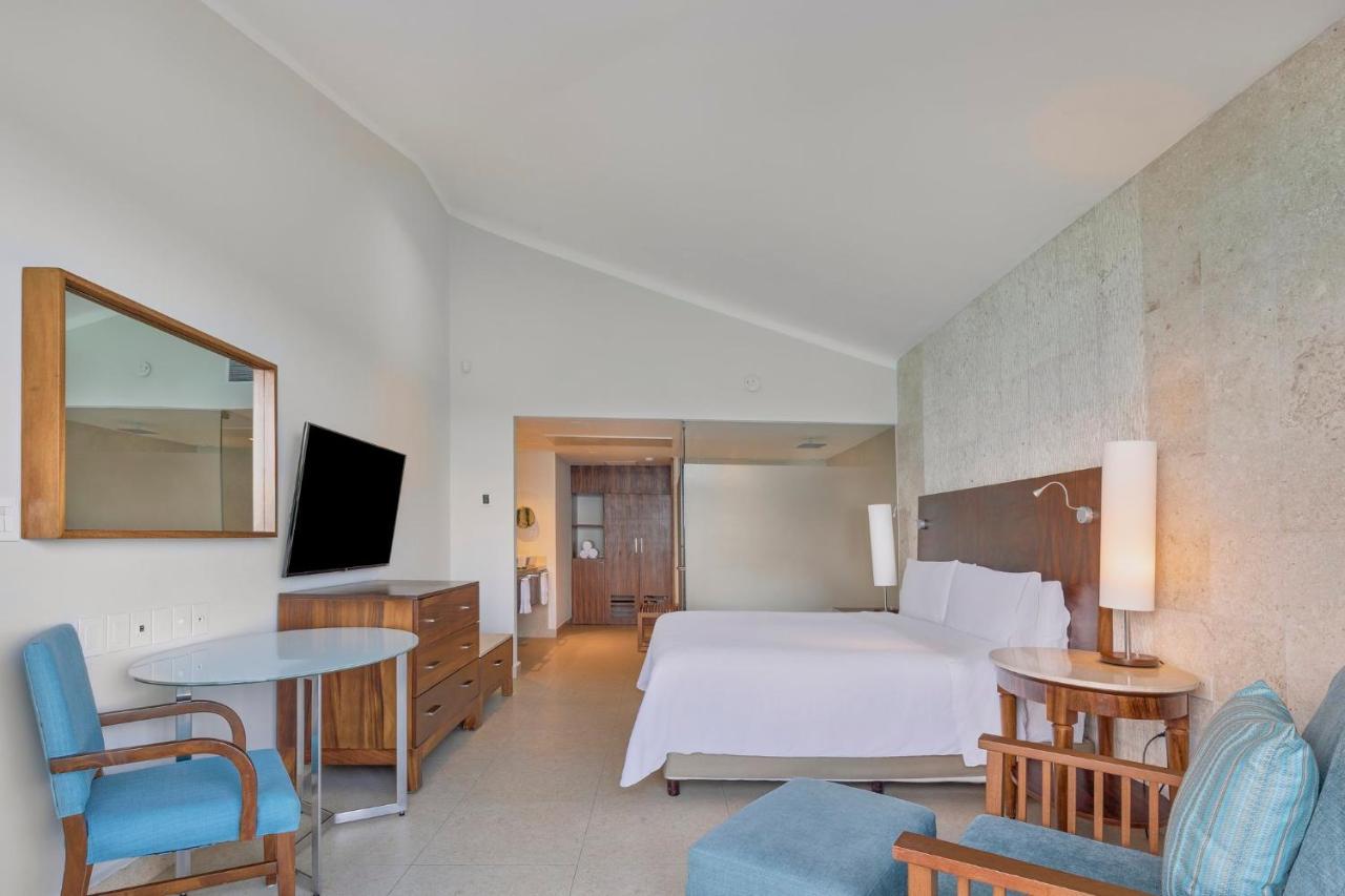 Fiesta Americana Condesa Cancun Dış mekan fotoğraf A guest room at the Hilton Vallarta Bay Resort