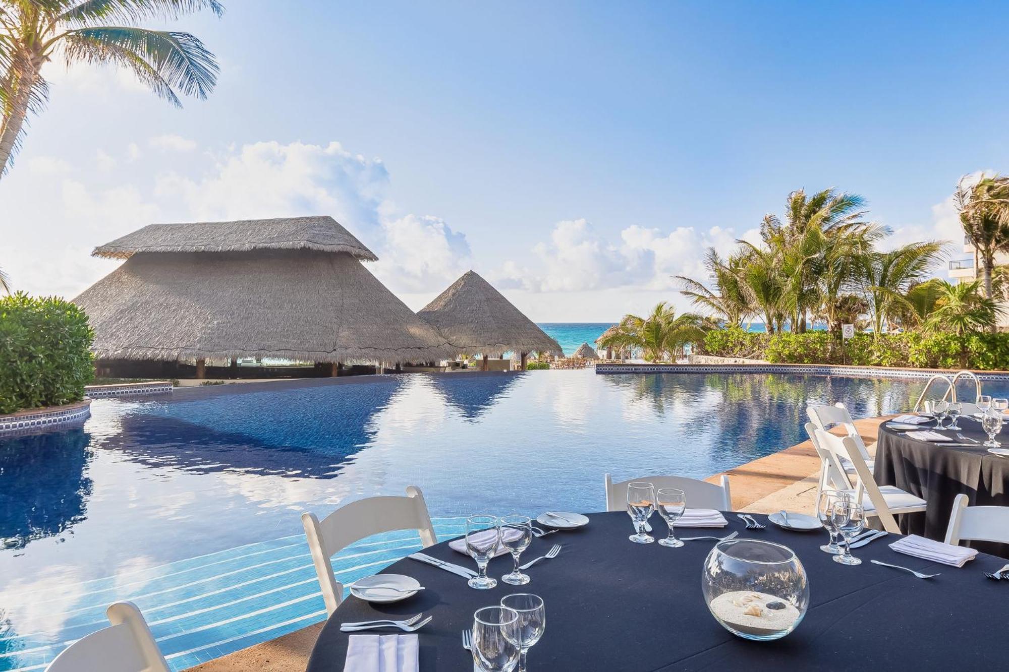Fiesta Americana Condesa Cancun Dış mekan fotoğraf The resort's main pool